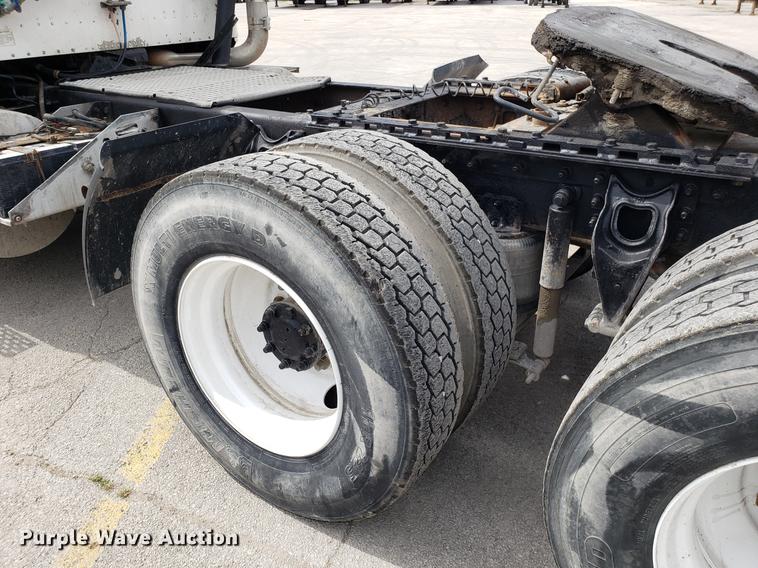 image for item ET9756 2001 International 9200i semi truck