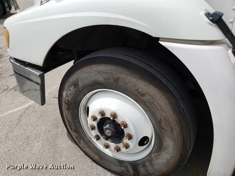 image for item ET9756 2001 International 9200i semi truck