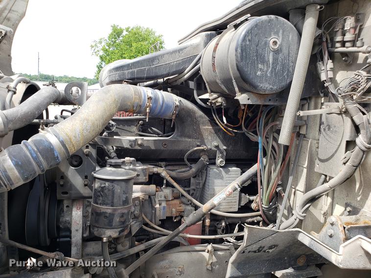 image for item ET9756 2001 International 9200i semi truck