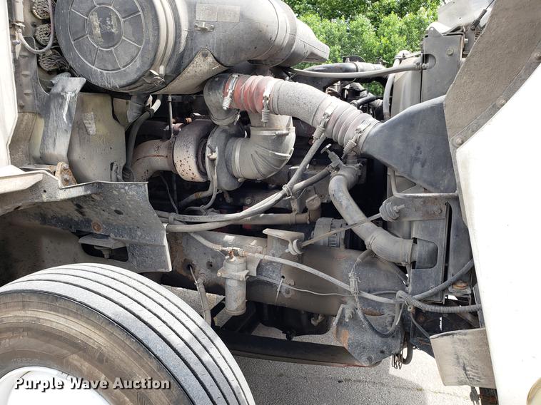 image for item ET9756 2001 International 9200i semi truck