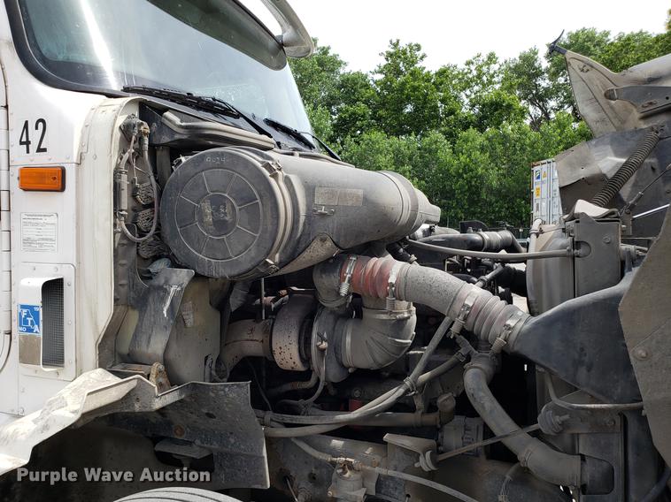 image for item ET9756 2001 International 9200i semi truck