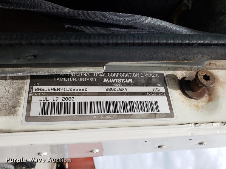 image for item ET9756 2001 International 9200i semi truck