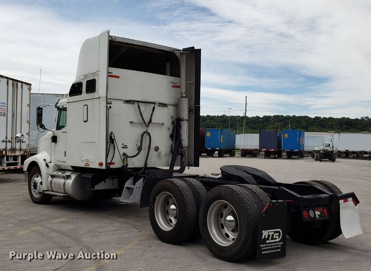 image for item ET9758 2005 International 9400 semi truck