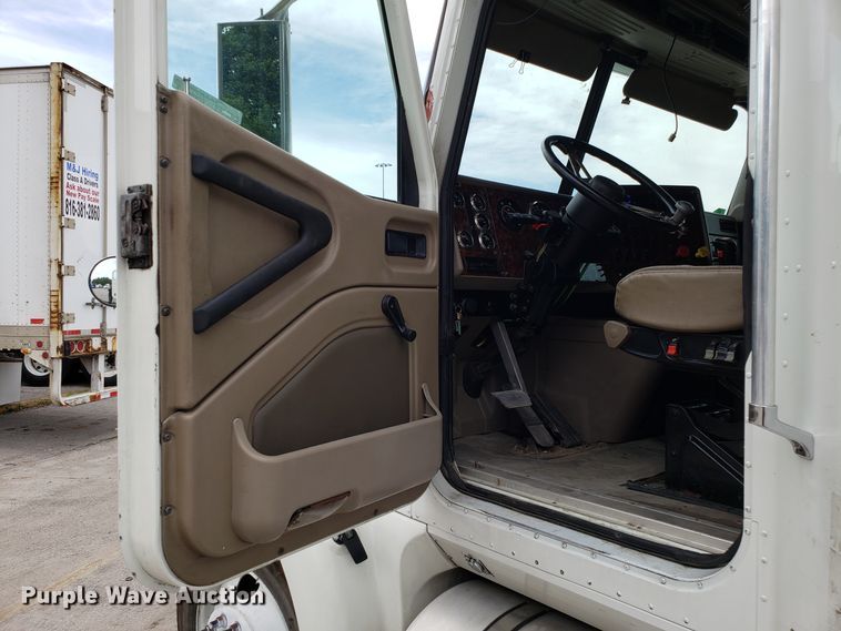 image for item ET9758 2005 International 9400 semi truck