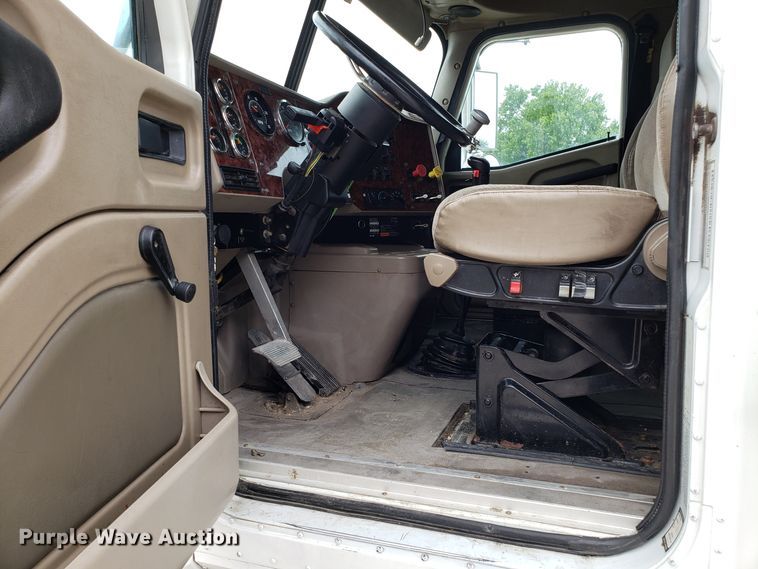 image for item ET9758 2005 International 9400 semi truck