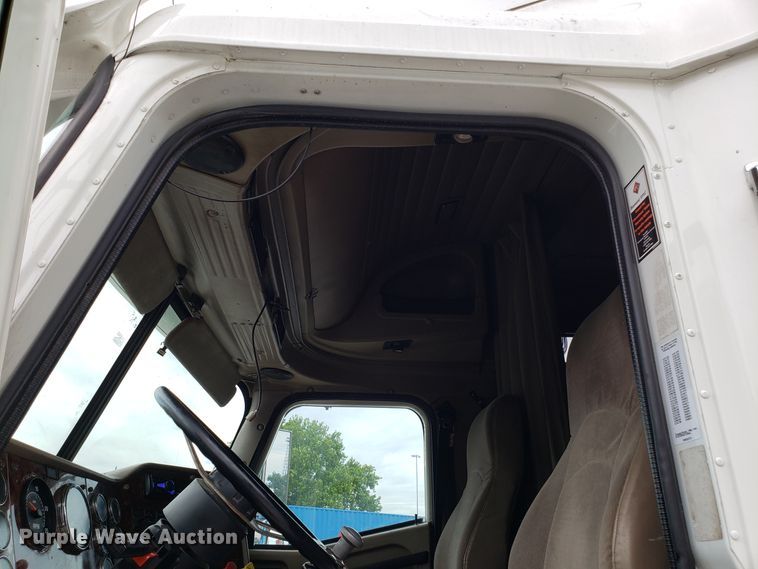 image for item ET9758 2005 International 9400 semi truck