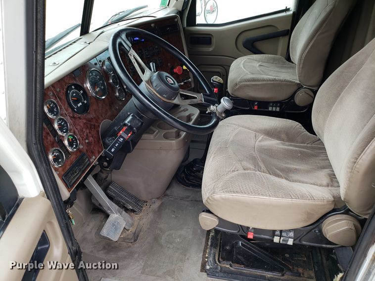 image for item ET9758 2005 International 9400 semi truck