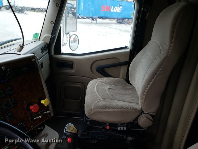 image for item ET9758 2005 International 9400 semi truck