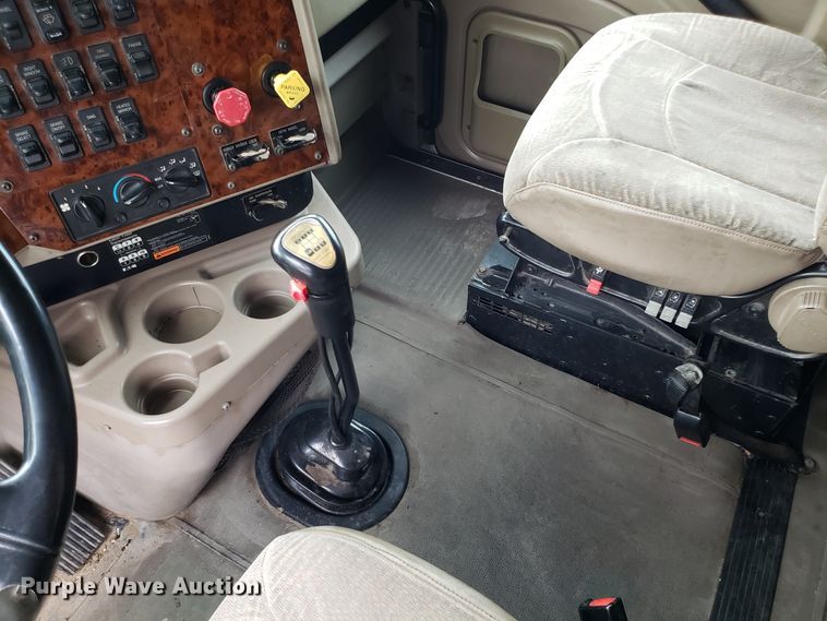 image for item ET9758 2005 International 9400 semi truck