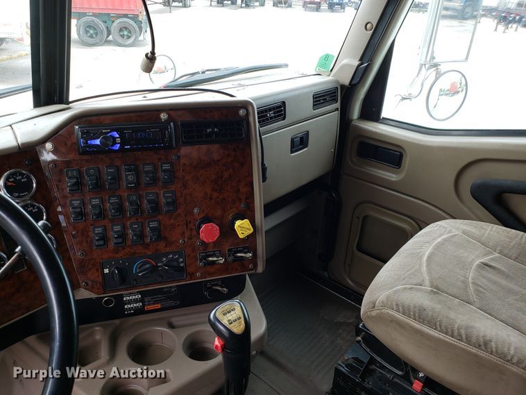 image for item ET9758 2005 International 9400 semi truck