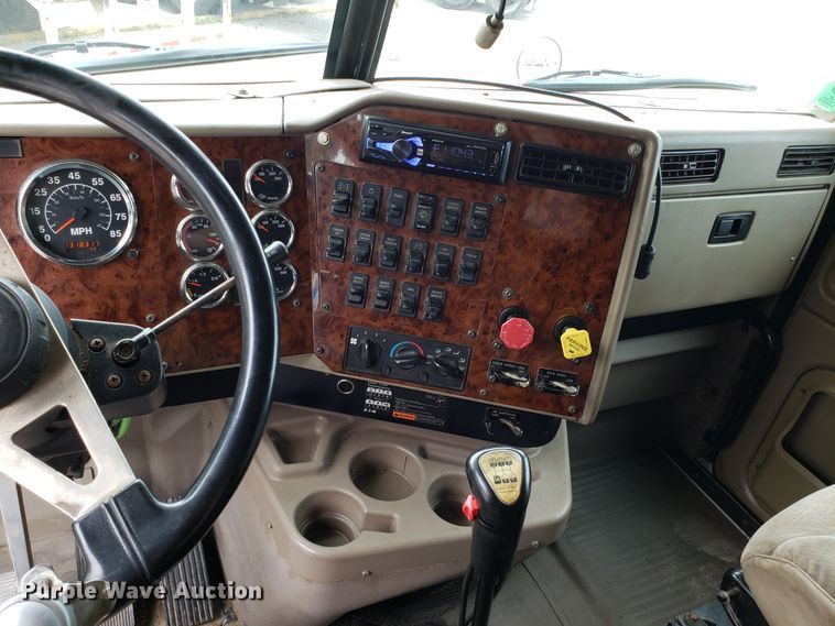 image for item ET9758 2005 International 9400 semi truck