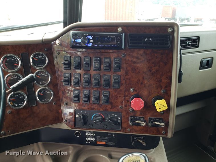 image for item ET9758 2005 International 9400 semi truck