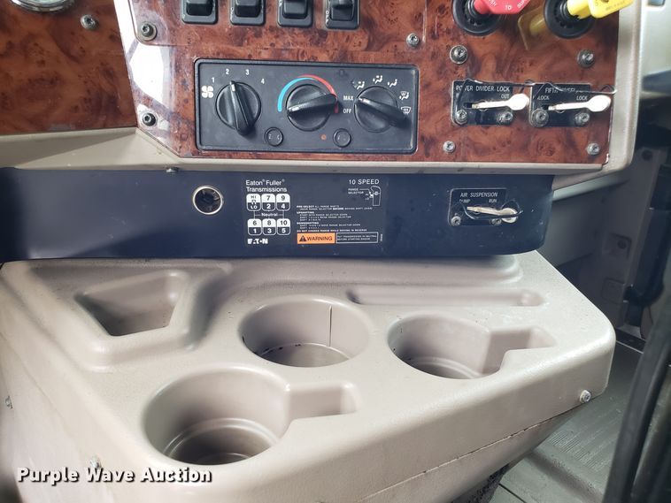 image for item ET9758 2005 International 9400 semi truck