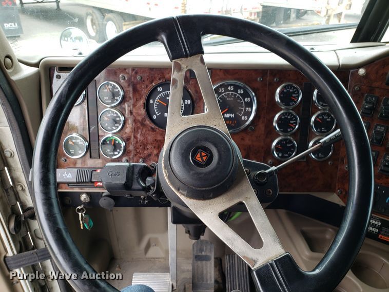 image for item ET9758 2005 International 9400 semi truck