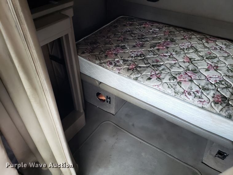 image for item ET9758 2005 International 9400 semi truck