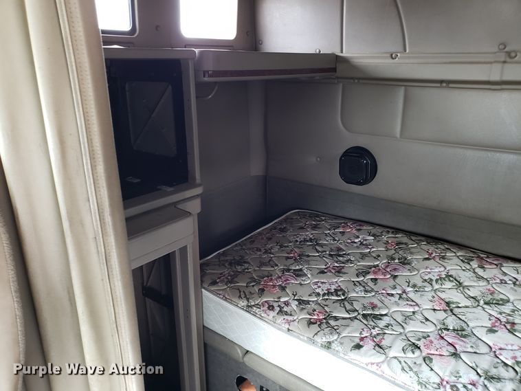 image for item ET9758 2005 International 9400 semi truck