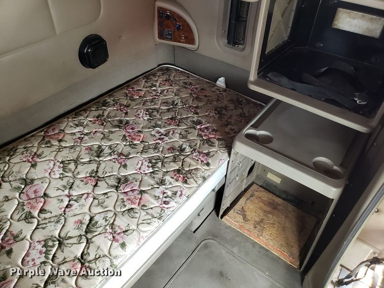 image for item ET9758 2005 International 9400 semi truck