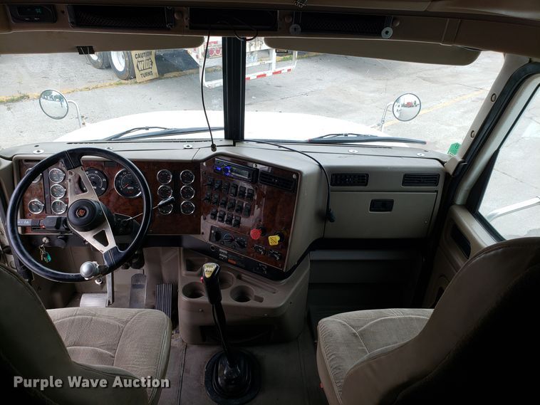 image for item ET9758 2005 International 9400 semi truck