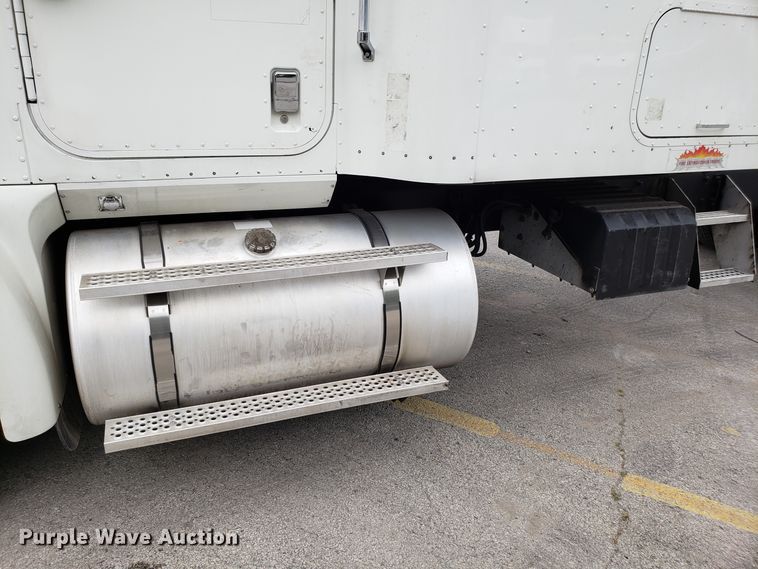 image for item ET9758 2005 International 9400 semi truck