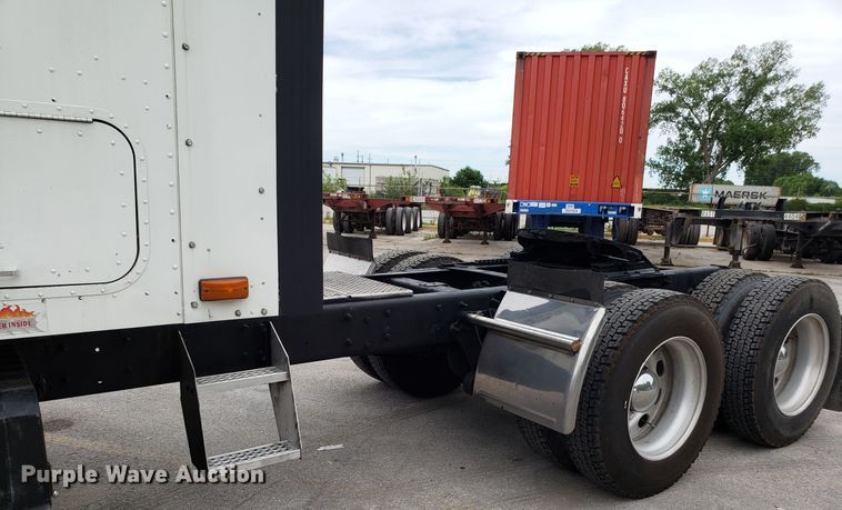 image for item ET9758 2005 International 9400 semi truck