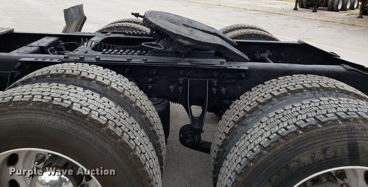 image for item ET9758 2005 International 9400 semi truck