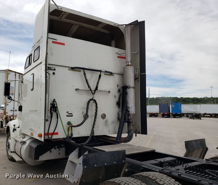 image for item ET9758 2005 International 9400 semi truck