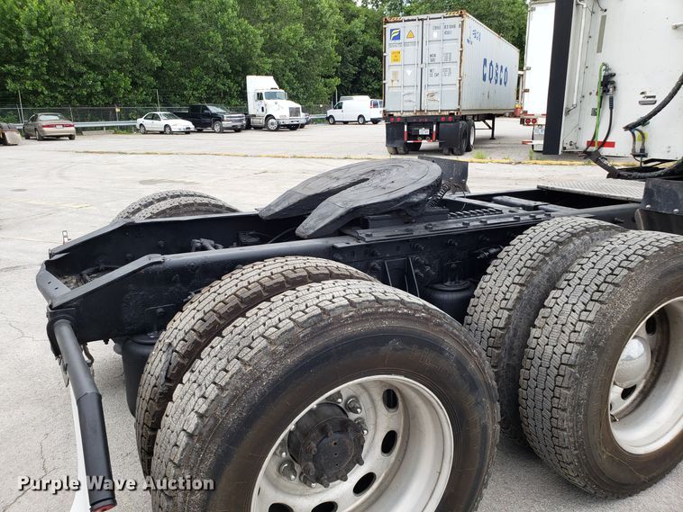 image for item ET9758 2005 International 9400 semi truck