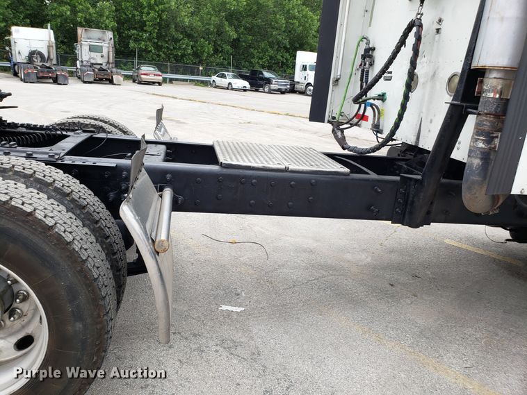 image for item ET9758 2005 International 9400 semi truck