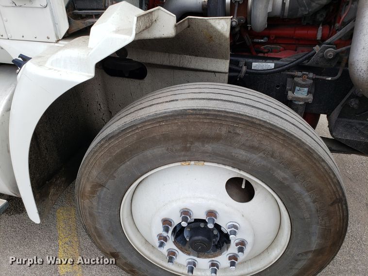 image for item ET9758 2005 International 9400 semi truck