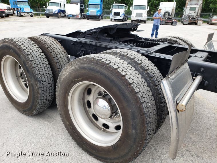 image for item ET9758 2005 International 9400 semi truck