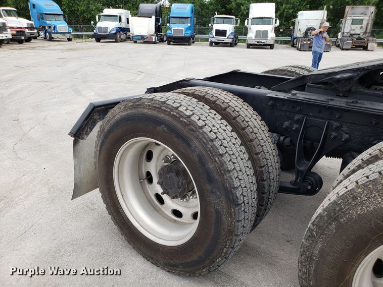 image for item ET9758 2005 International 9400 semi truck