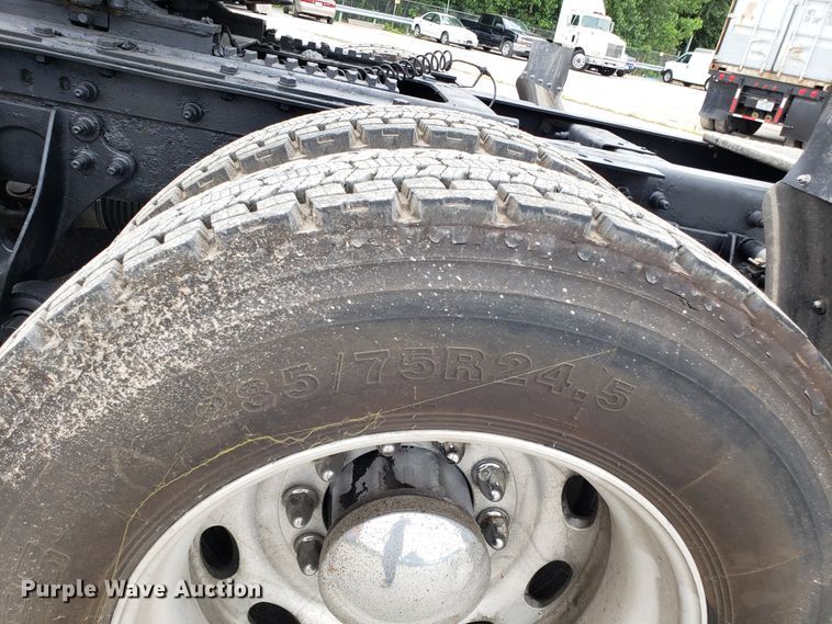 image for item ET9758 2005 International 9400 semi truck