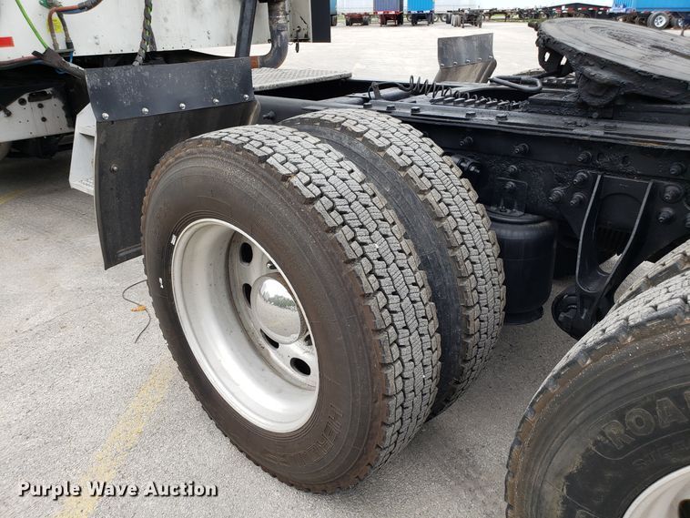 image for item ET9758 2005 International 9400 semi truck