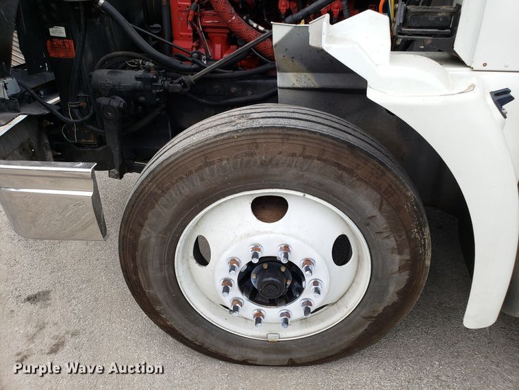 image for item ET9758 2005 International 9400 semi truck