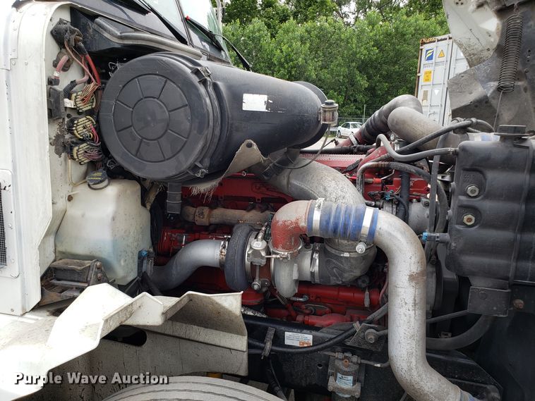 image for item ET9758 2005 International 9400 semi truck