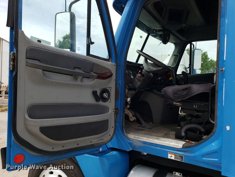 image for item ET9759 2004 Freightliner Century Class semi truck