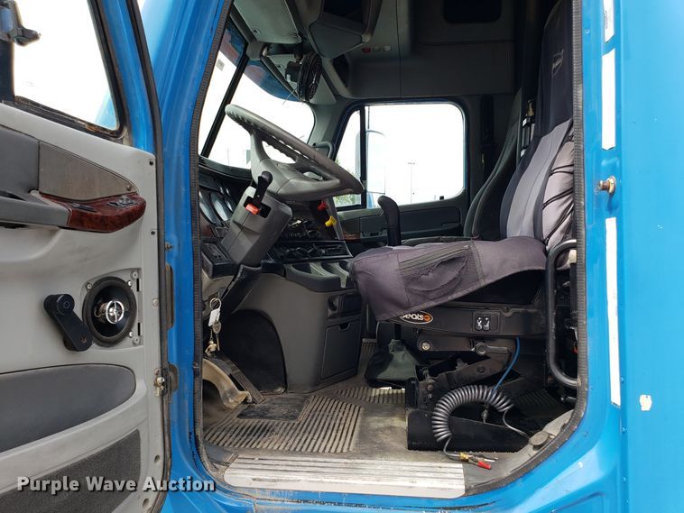 image for item ET9759 2004 Freightliner Century Class semi truck