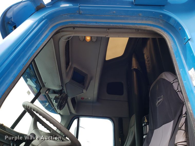 image for item ET9759 2004 Freightliner Century Class semi truck