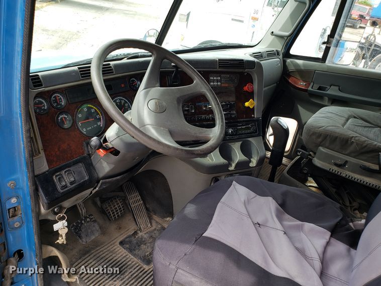 image for item ET9759 2004 Freightliner Century Class semi truck