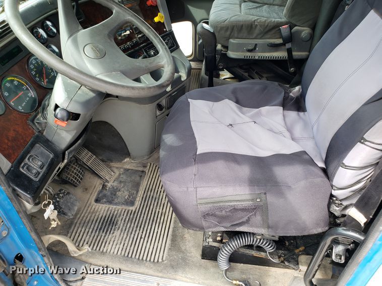 image for item ET9759 2004 Freightliner Century Class semi truck