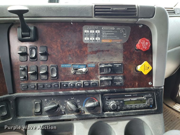 image for item ET9759 2004 Freightliner Century Class semi truck