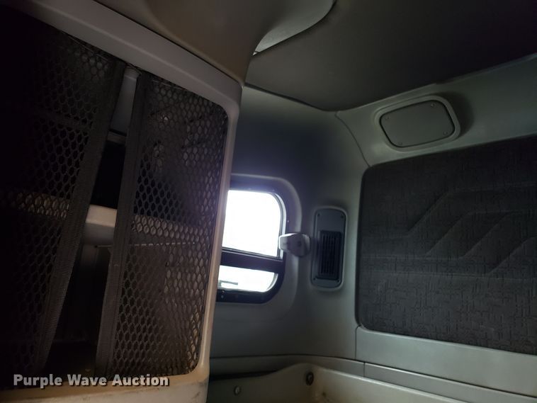 image for item ET9759 2004 Freightliner Century Class semi truck