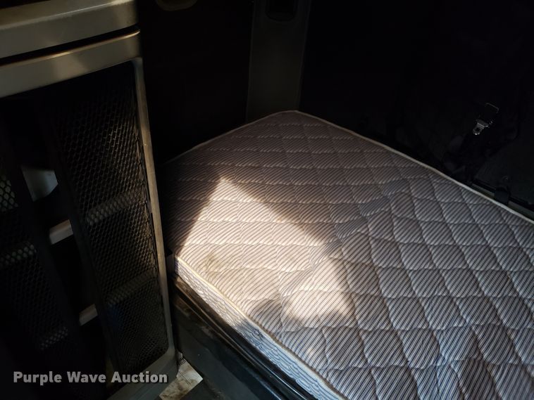 image for item ET9759 2004 Freightliner Century Class semi truck