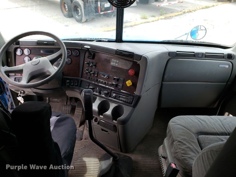 image for item ET9759 2004 Freightliner Century Class semi truck