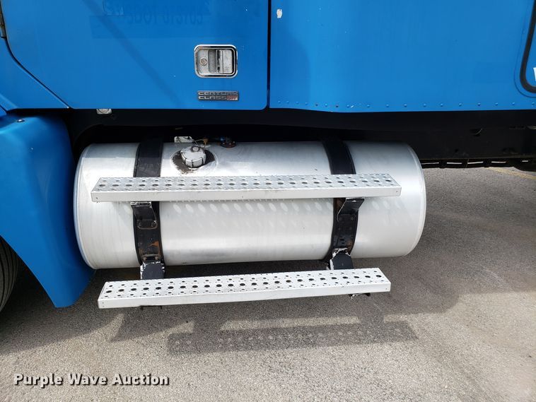 image for item ET9759 2004 Freightliner Century Class semi truck