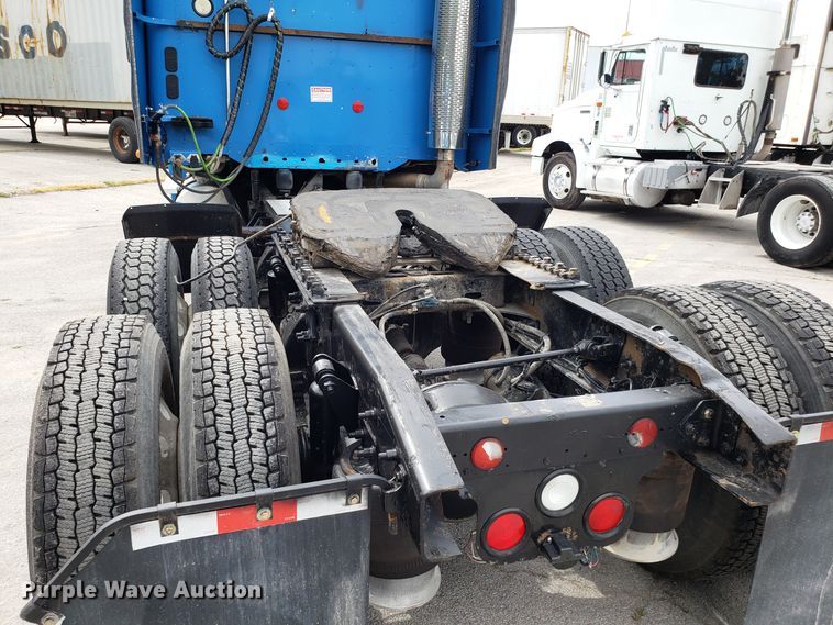 image for item ET9759 2004 Freightliner Century Class semi truck