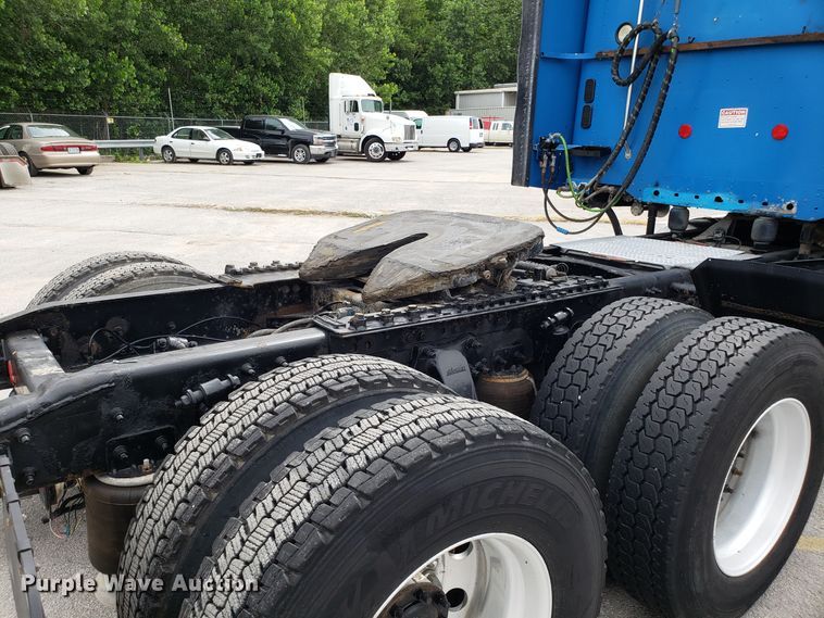 image for item ET9759 2004 Freightliner Century Class semi truck