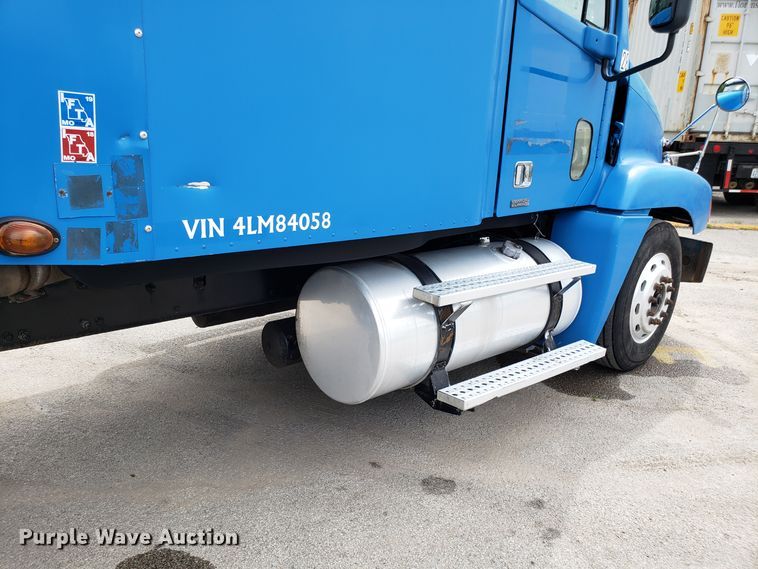 image for item ET9759 2004 Freightliner Century Class semi truck