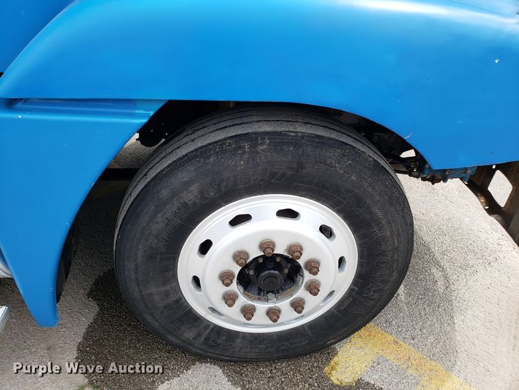 image for item ET9759 2004 Freightliner Century Class semi truck