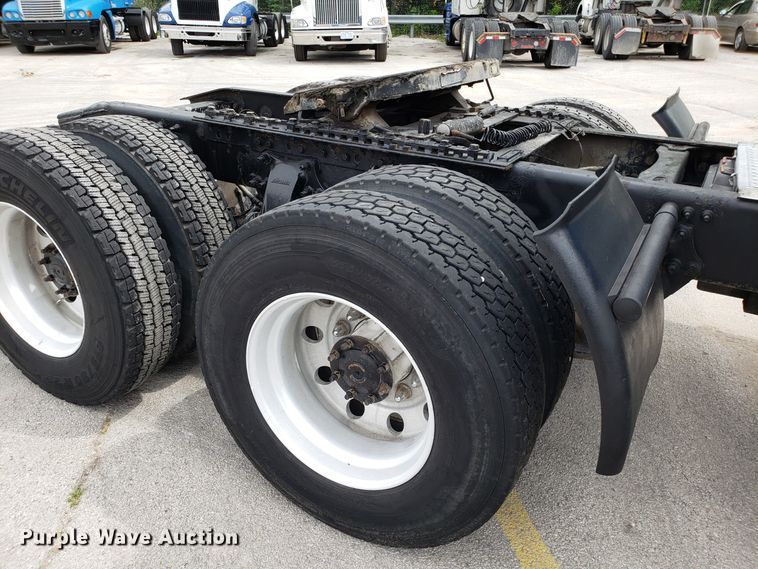 image for item ET9759 2004 Freightliner Century Class semi truck